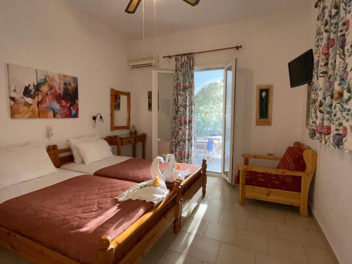 Villa Gelly'S Studios Alikí Екстериор снимка