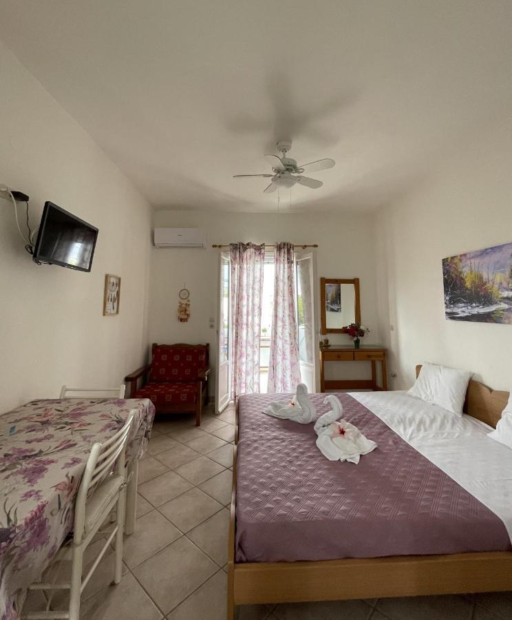 Villa Gelly'S Studios Alikí Екстериор снимка